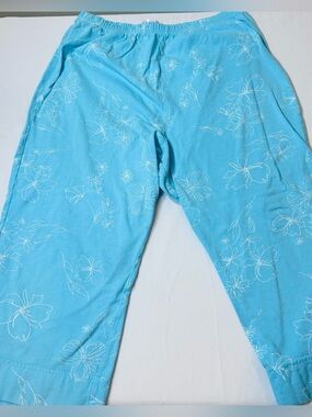 Fresh Produce Women’s Teal Capris With White Floral Design Pull-on Elastic Waist